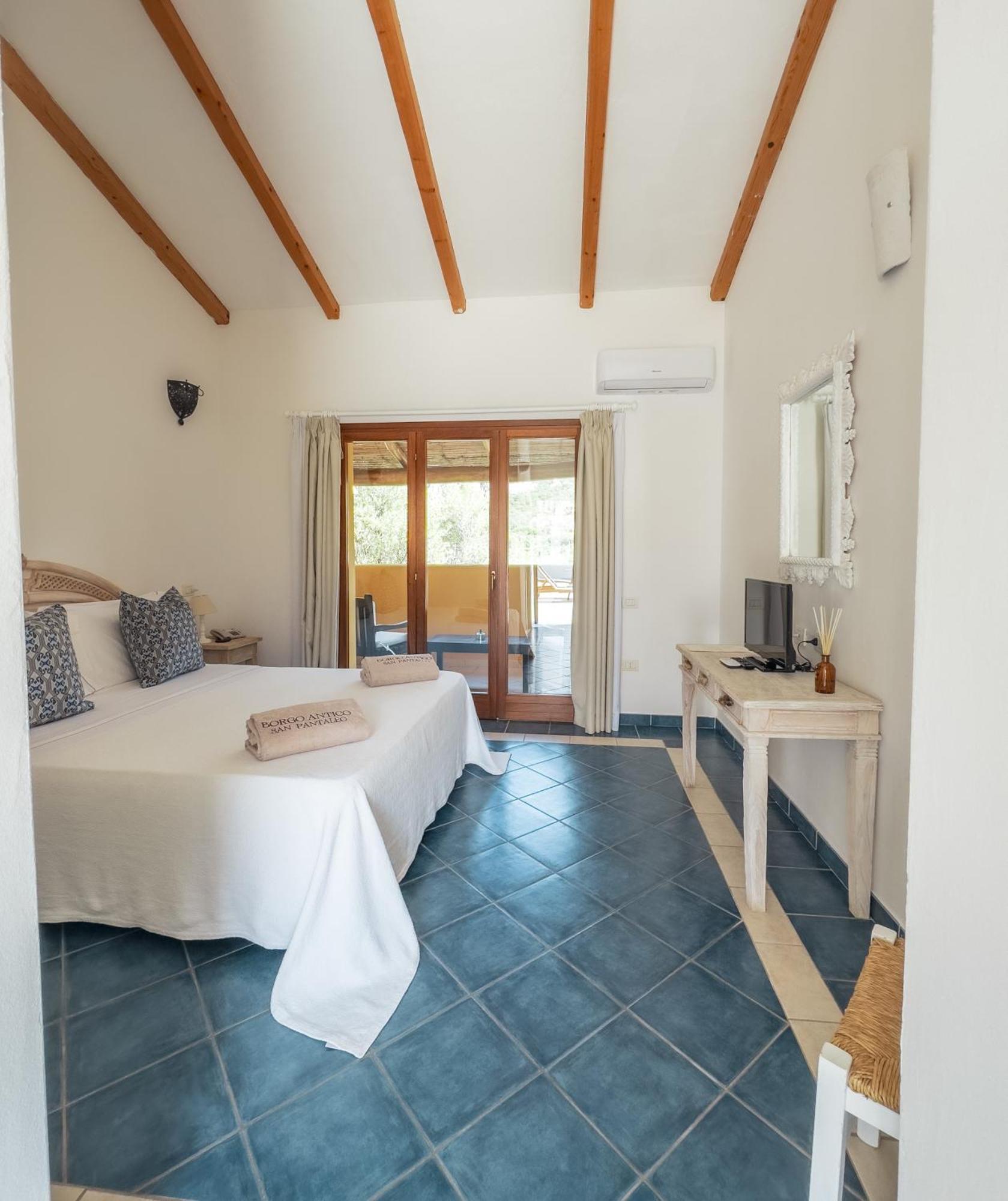La Suera San Pantaleo Hotel Екстериор снимка