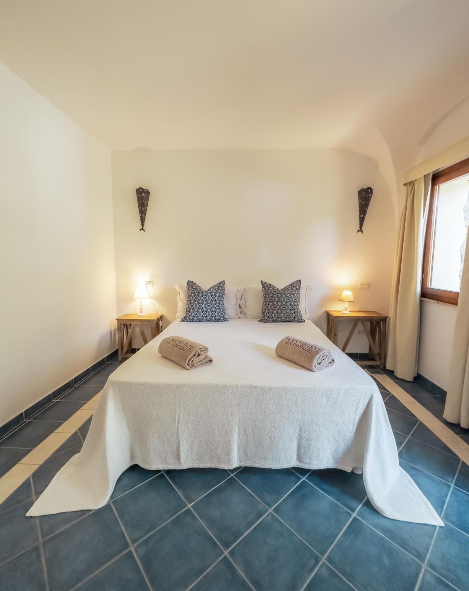 La Suera San Pantaleo Hotel Екстериор снимка
